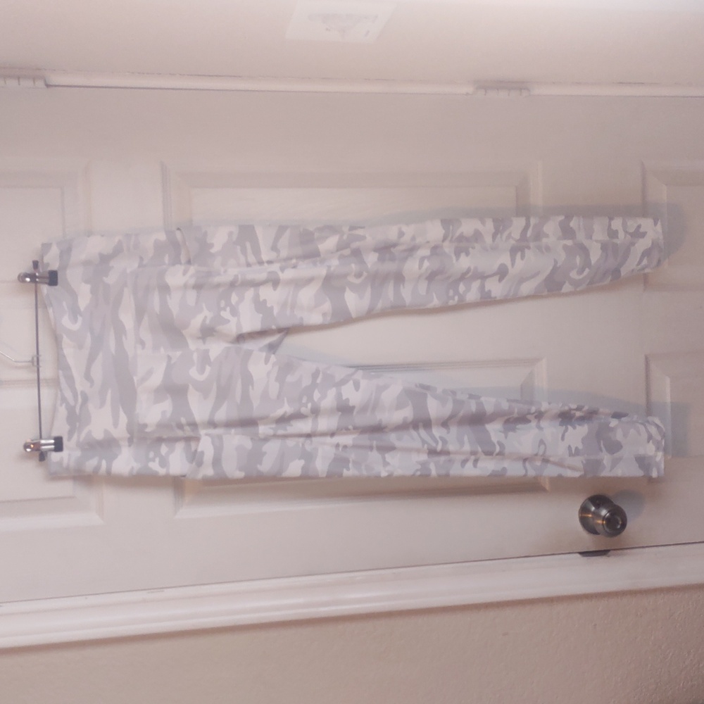 Like New! Athletic Leggings Grey/White Camo Size Large - Picture 5 of 16